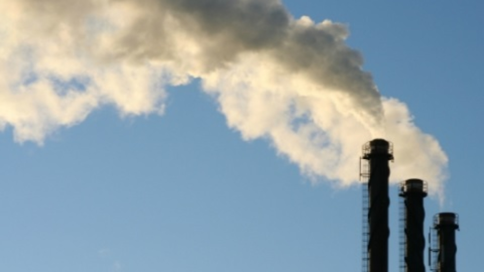 Persoanele din zone cu poluare remanentă vor ieși la pensie cu doi ani mai devreme. Ce localități sunt vizate